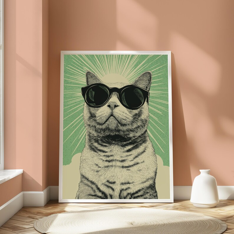 Puede incluir: Una l&aacute;mina de arte mural enmarcada que presenta una ilustraci&oacute;n detallada de un gato con gafas de sol negras. El gato est&aacute; centrado sobre un fondo verde con rayos de sol blancos radiantes. La obra tiene una est&eacute;tica texturizada y vintage.