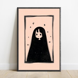 Peut inclure: Une impression d'art mural encadr&eacute;e pr&eacute;sentant une illustration &agrave; l'encre noire d'un personnage aux longs cheveux et au petit visage, centr&eacute; dans une bordure rectangulaire sur un fond p&ecirc;che clair. Le motif inclut plusieurs petites &eacute;toiles.