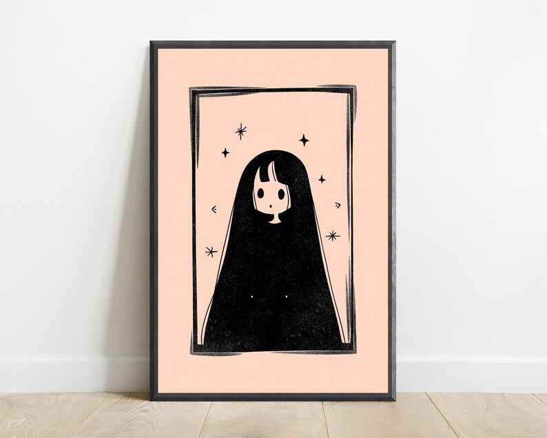 Peut inclure: Une impression d'art mural encadr&eacute;e pr&eacute;sentant une illustration &agrave; l'encre noire d'un personnage aux longs cheveux et au petit visage, centr&eacute; dans une bordure rectangulaire sur un fond p&ecirc;che clair. Le motif inclut plusieurs petites &eacute;toiles.