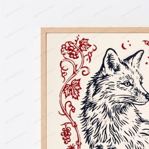 Może przedstawiać: Oprawiony wydruk ścienny przedstawiający ciemnoniebieską ilustrację głowy i ramion lisa. Po lewej stronie lisa znajduje się czerwona winorośl z kiściami winogron i liśćmi. Tło jest kremowe, a rama wykonana jest z jasnego drewna.