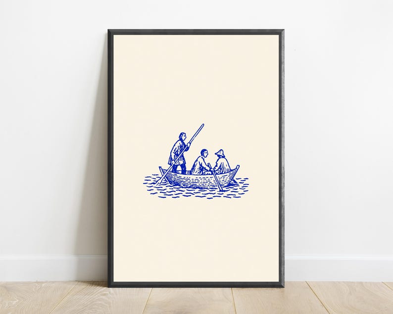 Puede incluir: Una l&aacute;mina de arte enmarcada con una ilustraci&oacute;n en tinta azul de tres figuras en un peque&ntilde;o bote de remos sobre el agua. Las figuras est&aacute;n representadas mediante trazos, con una persona de pie remando mientras otras dos est&aacute;n sentadas.