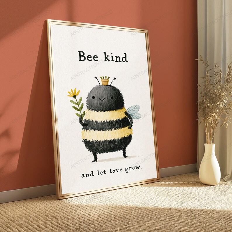 K&ouml;nnte beinhalten: Ein gerahmter Kunstdruck mit einer flauschigen, runden Hummel mit gelben und schwarzen Streifen, die eine gelbe Blume h&auml;lt. Die Hummel tr&auml;gt einen kleinen Topf auf dem Kopf. Der Text lautet Bee kind and let love grow in einfacher schwarzer Schrift.
