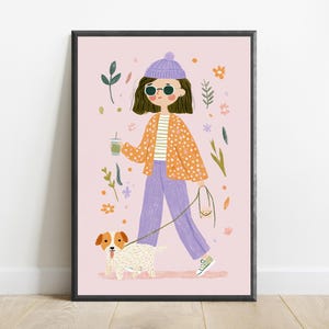 Pode incluir: Uma ilustra&ccedil;&atilde;o emoldurada num fundo rosa claro com uma pessoa a usar um gorro roxo, &oacute;culos de sol redondos, um casaco laranja &agrave;s bolinhas e cal&ccedil;as roxas, segurando uma bebida verde e a passear um pequeno c&atilde;o branco e castanho na trela.