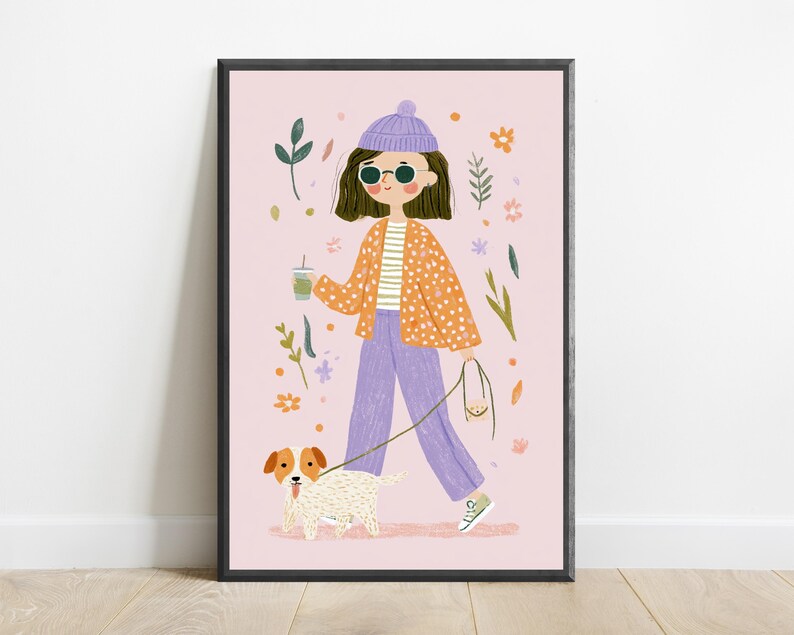 Pode incluir: Uma ilustra&ccedil;&atilde;o emoldurada num fundo rosa claro com uma pessoa a usar um gorro roxo, &oacute;culos de sol redondos, um casaco laranja &agrave;s bolinhas e cal&ccedil;as roxas, segurando uma bebida verde e a passear um pequeno c&atilde;o branco e castanho na trela.