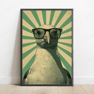 Pu&ograve; includere: Una stampa artistica incorniciata che presenta un'illustrazione centrata di un gabbiano che indossa occhiali con montatura nera. Lo sfondo &egrave; costituito da un motivo a raggiera in tonalit&agrave; alternate di verde tenue e beige chiaro, in una cornice nera.