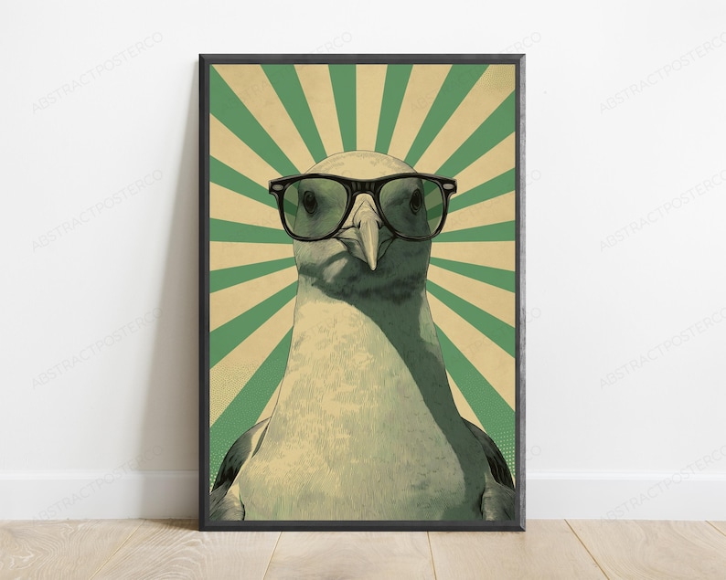 Pu&ograve; includere: Una stampa artistica incorniciata che presenta un'illustrazione centrata di un gabbiano che indossa occhiali con montatura nera. Lo sfondo &egrave; costituito da un motivo a raggiera in tonalit&agrave; alternate di verde tenue e beige chiaro, in una cornice nera.