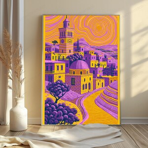 Peut inclure: Une impression d'art mural rectangulaire verticale repr&eacute;sentant un paysage urbain stylis&eacute; avec une haute tour d'horloge et un b&acirc;timent &agrave; d&ocirc;me. La sc&egrave;ne utilise une palette de couleurs vives jaune et violet profond, avec des lignes tourbillonnantes.