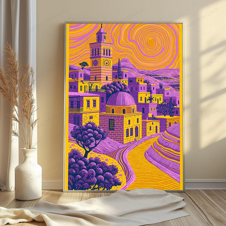 Peut inclure: Une impression d'art mural rectangulaire verticale repr&eacute;sentant un paysage urbain stylis&eacute; avec une haute tour d'horloge et un b&acirc;timent &agrave; d&ocirc;me. La sc&egrave;ne utilise une palette de couleurs vives jaune et violet profond, avec des lignes tourbillonnantes.
