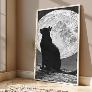 Puede incluir: Una impresi&oacute;n de arte mural vertical enmarcada que presenta la silueta negra de un gato sentado de perfil, mirando hacia una gran luna llena blanca y texturizada. El fondo es oscuro y el suelo est&aacute; representado con finas l&iacute;neas blancas grabadas.