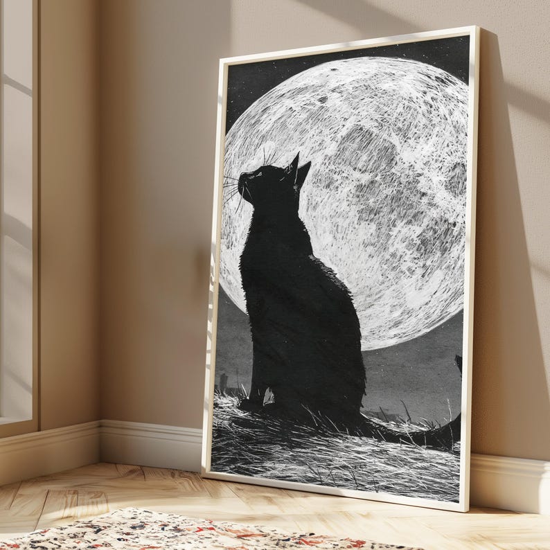 Puede incluir: Una impresi&oacute;n de arte mural vertical enmarcada que presenta la silueta negra de un gato sentado de perfil, mirando hacia una gran luna llena blanca y texturizada. El fondo es oscuro y el suelo est&aacute; representado con finas l&iacute;neas blancas grabadas.