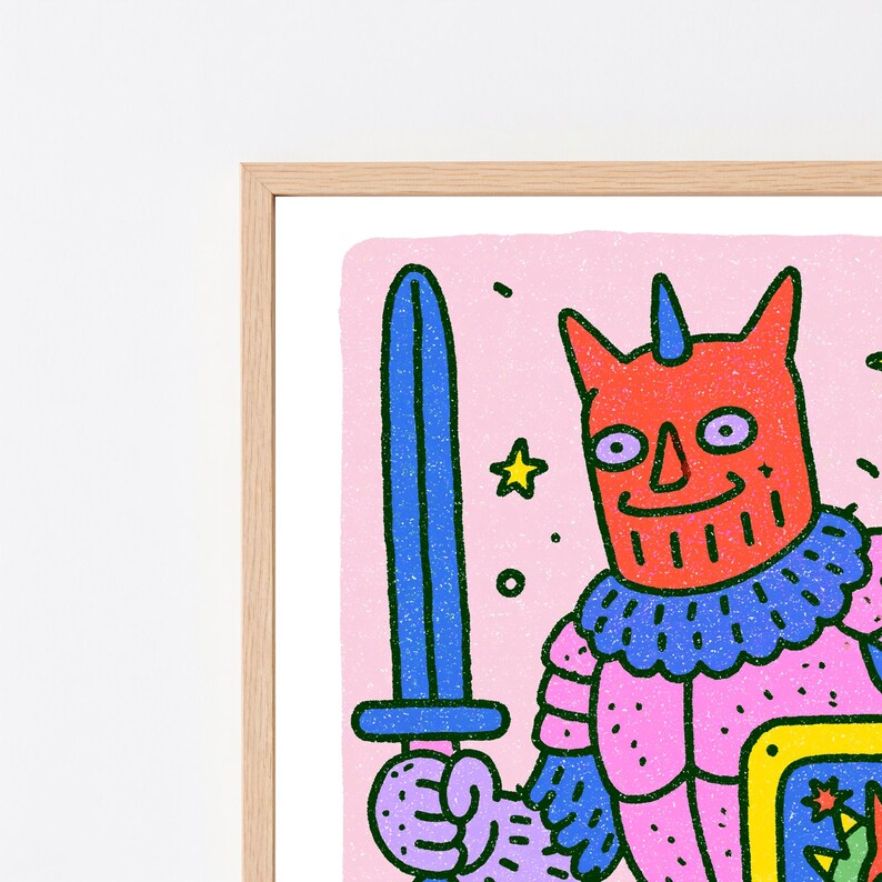 Peut inclure: Une impression d'art encadr&eacute;e repr&eacute;sentant un personnage rouge &agrave; cornes en armure rose tenant une &eacute;p&eacute;e bleue. Le personnage a un col bleu, des mains violettes et un sourire. Le fond est rose clair avec de petites &eacute;toiles jaunes et des points noirs.