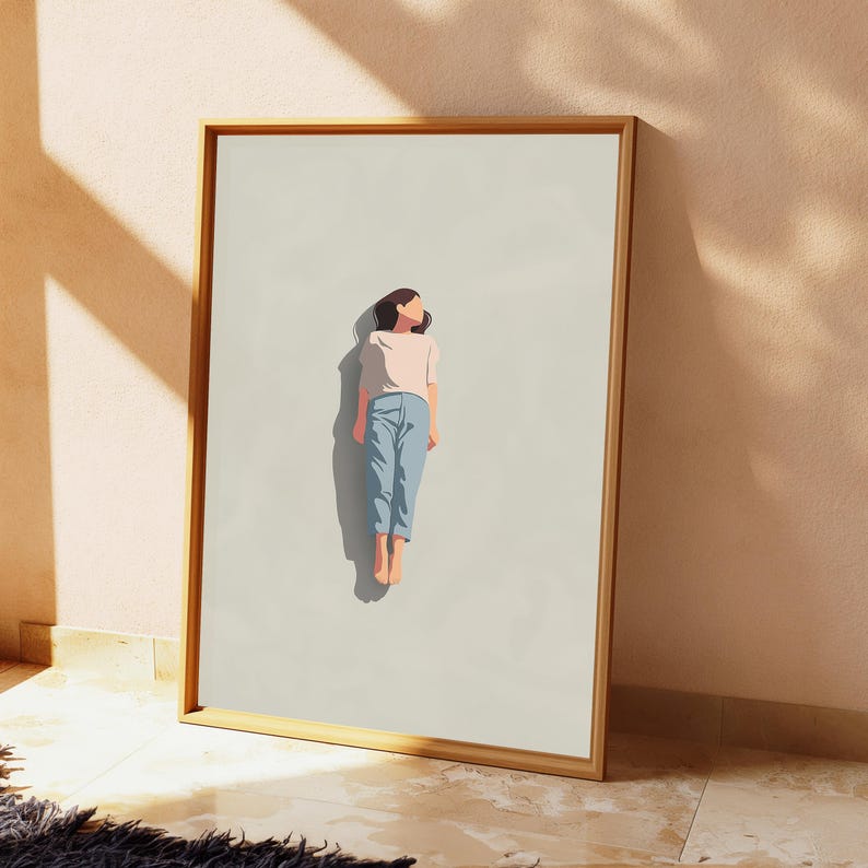 Pu&ograve; includere: Una stampa artistica da parete incorniciata che presenta un'illustrazione minimalista di una persona sdraiata. La figura indossa una maglietta a maniche corte rosa chiaro e pantaloni azzurri, su uno sfondo beige chiaro con un'ombra grigio scuro.