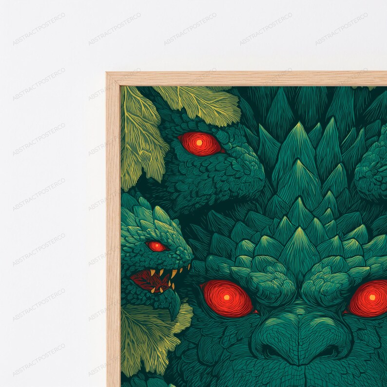 K&ouml;nnte beinhalten: Ein gerahmter Kunstdruck, der eine dunkelgr&uuml;ne, texturierte Kreatur mit scharfen, spitzen Schuppen und leuchtend roten Augen zeigt. Die Illustration zeigt mehrere K&ouml;pfe mit gezackten Z&auml;hnen und gr&uuml;nen Blattakzenten in einem hellen Holzrahmen.