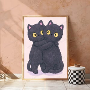Pode incluir: Uma impress&atilde;o de arte de parede emoldurada com uma ilustra&ccedil;&atilde;o digital de dois gatos cinza-escuros fofos com grandes olhos amarelos abra&ccedil;ando-se contra um fundo rosa claro. Os gatos t&ecirc;m pequenas orelhas cor-de-rosa e uma apar&ecirc;ncia macia.