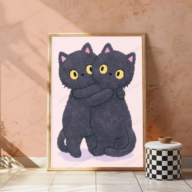 Pode incluir: Uma impress&atilde;o de arte de parede emoldurada com uma ilustra&ccedil;&atilde;o digital de dois gatos cinza-escuros fofos com grandes olhos amarelos abra&ccedil;ando-se contra um fundo rosa claro. Os gatos t&ecirc;m pequenas orelhas cor-de-rosa e uma apar&ecirc;ncia macia.