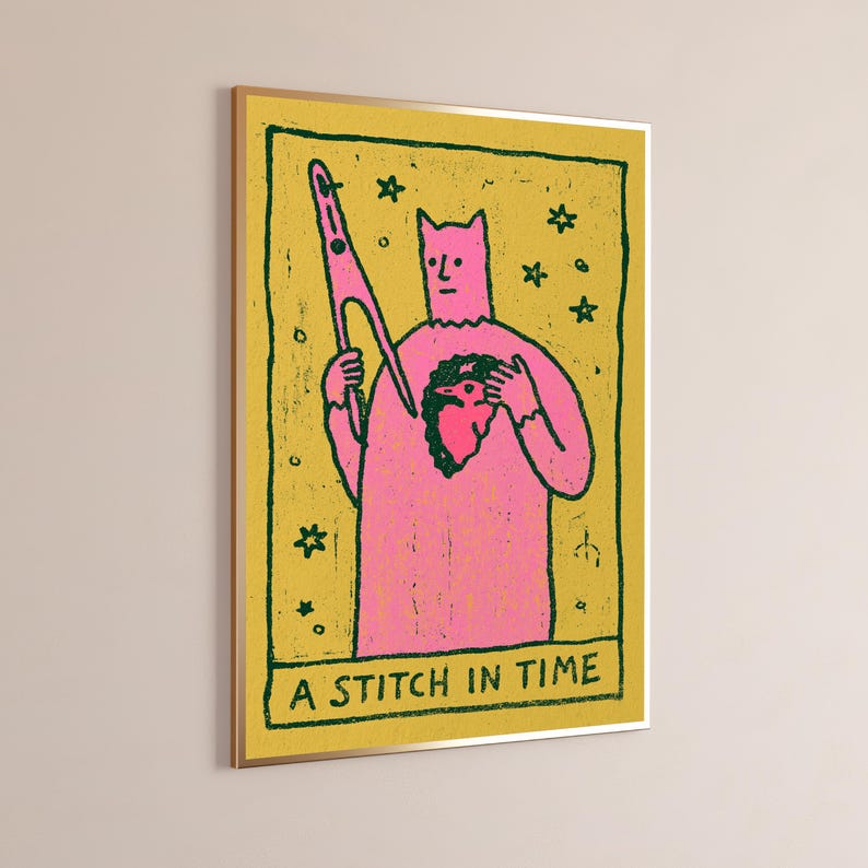 Puede incluir: Una impresi&oacute;n de arte mural rectangular con una figura rosa sobre un fondo amarillo. La figura sostiene una aguja grande y un objeto en forma de coraz&oacute;n. El dise&ntilde;o incluye contornos negros, estrellas y el texto A STITCH IN TIME en la base.