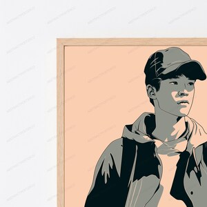 Puede incluir: Una impresi&oacute;n de arte mural enmarcada que presenta una ilustraci&oacute;n gr&aacute;fica estilizada de una persona con gorra de b&eacute;isbol y chaqueta con capucha. La obra utiliza una paleta de colores en tonos melocot&oacute;n apagado, gris oscuro y gris claro.