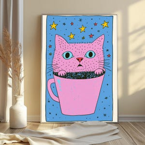 Pu&ograve; includere: Una stampa artistica da parete incorniciata che raffigura un gatto rosa con grandi occhi azzurri seduto all'interno di una tazza rosa. Lo sfondo &egrave; di un blu vibrante pieno di stelle gialle e rosse di varie dimensioni. L'illustrazione ha un'estetica testurizzata disegnata a mano.