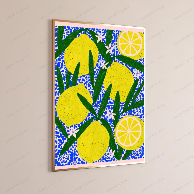 K&ouml;nnte beinhalten: Ein gerahmter, rechteckiger Wandkunstdruck mit einem lebendigen Muster aus gelben Zitronen, gr&uuml;nen Bl&auml;ttern und kleinen wei&szlig;en Bl&uuml;ten vor einem leuchtend blauen Hintergrund mit einem sich wiederholenden wei&szlig;en Blumenmotiv. Der Druck hat einen hellrosa Rand.