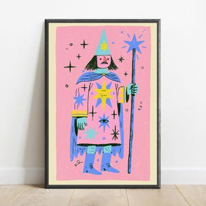 Może przedstawiać: Oprawiony wydruk artystyczny przedstawiający stylizowaną ilustrację czarodzieja na r&oacute;żowym tle. Czarodziej ma na sobie niebieski spiczasty kapelusz, niebieską pelerynę i r&oacute;żową szatę ozdobioną ż&oacute;łtymi i niebieskimi gwiazdami oraz symbolem oka, trzymając niebieską r&oacute;żdżkę z gwiazdą.