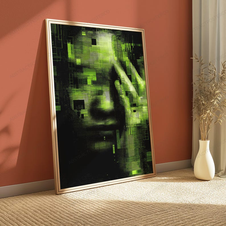 Op de afbeelding: Een ingelijste muurkunstprint met een digitaal glitch-effect portret in tinten zwart en neongroen. De afbeelding toont een menselijk gezicht dat gedeeltelijk wordt verduisterd door gepixelde blokken en verticale lijnen, in een houten lijst.