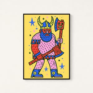 K&ouml;nnte beinhalten: Ein gerahmter Kunstdruck mit einer Cartoon-Illustration eines Wikinger-Charakters mit blauem Bart und geh&ouml;rntem Helm. Die Figur tr&auml;gt eine rosa Tunika und blaue Stiefel und h&auml;lt eine gro&szlig;e Axt mit einem l&auml;chelnden Gesicht auf dem Blatt.