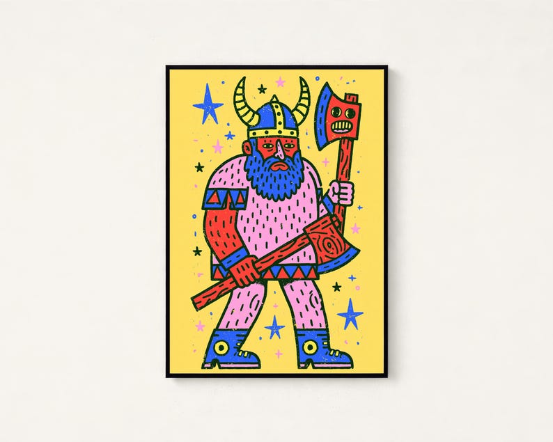 K&ouml;nnte beinhalten: Ein gerahmter Kunstdruck mit einer Cartoon-Illustration eines Wikinger-Charakters mit blauem Bart und geh&ouml;rntem Helm. Die Figur tr&auml;gt eine rosa Tunika und blaue Stiefel und h&auml;lt eine gro&szlig;e Axt mit einem l&auml;chelnden Gesicht auf dem Blatt.