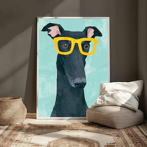 K&ouml;nnte beinhalten: Ein gerahmter Wandkunstdruck mit einer stilisierten Illustration eines schwarzen Windhundes, der eine leuchtend gelbe Brille mit dickem Rand vor einem einfarbigen hellblauen Hintergrund tr&auml;gt. Der Hund hat eine lange Schnauze und rosa Ohren.