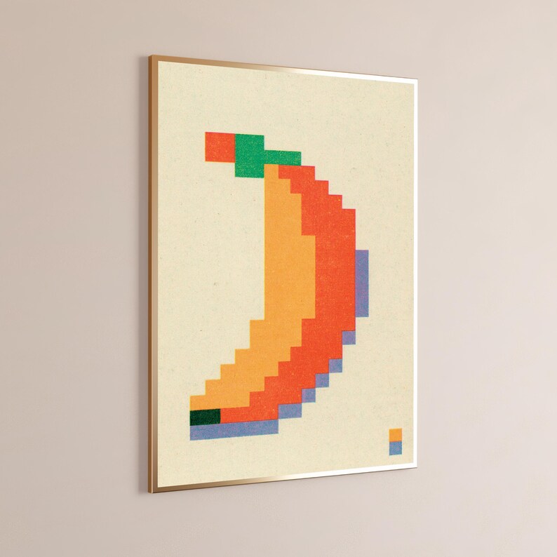 K&ouml;nnte beinhalten: Ein gerahmter Wandkunstdruck mit einer verpixelten Bananengrafik, die auf einem hellen cremefarbenen Hintergrund zentriert ist. Die Banane besteht aus orangefarbenen, gelben, gr&uuml;nen und blauen quadratischen Bl&ouml;cken. Unten rechts befindet sich ein kleines orange-blaues Quadrat.