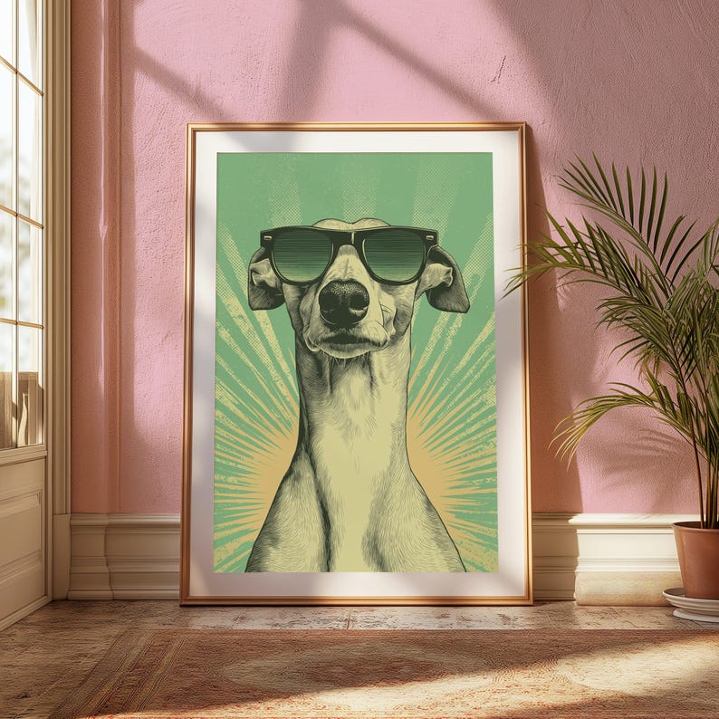 Pode incluir: Uma impress&atilde;o de arte emoldurada com uma ilustra&ccedil;&atilde;o estilizada de um galgo usando &oacute;culos de sol pretos. O c&atilde;o est&aacute; centralizado num fundo verde claro com um padr&atilde;o de raios de sol num tom amarelo mais claro atr&aacute;s da cabe&ccedil;a.