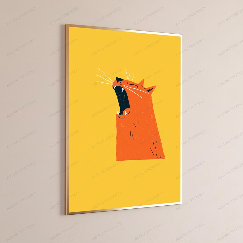 Pode incluir: Uma impress&atilde;o de arte de parede retangular apresentando um gato laranja estilizado com a boca bem aberta em um bocejo, contra um fundo amarelo s&oacute;lido. A ilustra&ccedil;&atilde;o do gato inclui bigodes brancos finos e dentes brancos afiados, tudo dentro de uma moldura dourada fina.