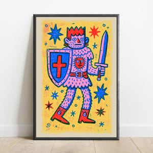 Puede incluir: Una l&aacute;mina art&iacute;stica enmarcada con una ilustraci&oacute;n estilizada de un guerrero de piel rosa, con corona y botas rojas. La figura sostiene un escudo azul con una cruz roja y una espada. El fondo es de color amarillo con estrellas azules y rojas.