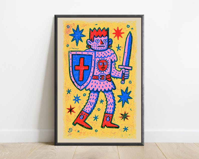 Puede incluir: Una l&aacute;mina art&iacute;stica enmarcada con una ilustraci&oacute;n estilizada de un guerrero de piel rosa, con corona y botas rojas. La figura sostiene un escudo azul con una cruz roja y una espada. El fondo es de color amarillo con estrellas azules y rojas.