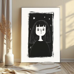 Pu&ograve; includere: Una stampa artistica da parete incorniciata che presenta un'illustrazione in bianco e nero di una persona con capelli alle spalle e frangia. La figura &egrave; centrata all'interno di un bordo rettangolare nero testurizzato, circondata da piccole stelle e cerchi bianchi.