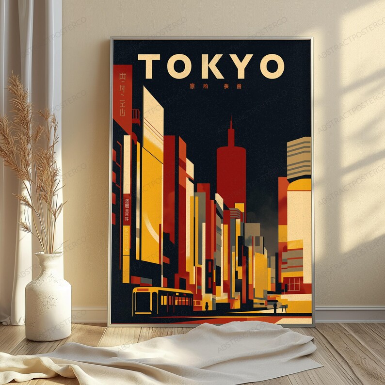 以下が含まれることがあります： 夜の東京の街並みをスタイリッシュなグラフィックで描いた縦型のアートプリント。深い黒、鮮やかな赤、温かみのある黄色を基調としたデザインで、高層ビル群と路面電車が表現されています。