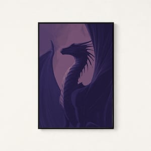 Puede incluir: Una impresi&oacute;n enmarcada que presenta un drag&oacute;n estilizado en tonos morados. El drag&oacute;n se representa con las alas extendidas y la cabeza girada hacia un lado. La obra de arte tiene un tema de fantas&iacute;a y est&aacute; ambientada sobre un fondo suave y borroso.