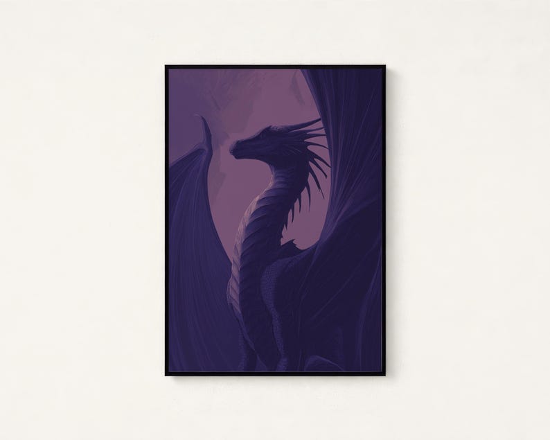 Puede incluir: Una impresi&oacute;n enmarcada que presenta un drag&oacute;n estilizado en tonos morados. El drag&oacute;n se representa con las alas extendidas y la cabeza girada hacia un lado. La obra de arte tiene un tema de fantas&iacute;a y est&aacute; ambientada sobre un fondo suave y borroso.