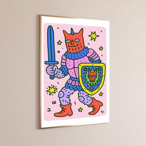 Peut inclure: Une impression d'art encadr&eacute;e repr&eacute;sentant une illustration de dessin anim&eacute; d'un chevalier rouge &agrave; cornes en armure rose et bleue. Le chevalier tient une &eacute;p&eacute;e bleue et un bouclier jaune avec un embl&egrave;me de cr&acirc;ne. Fond rose clair avec des &eacute;toiles jaunes.