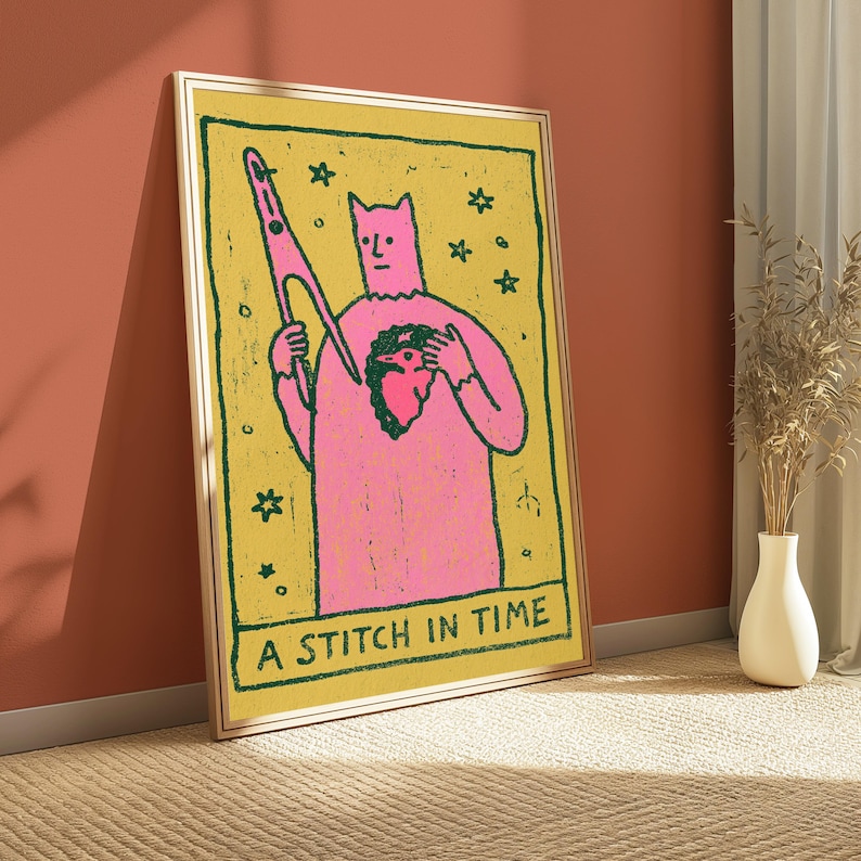 Puede incluir: Un cuadro rectangular con marco que presenta un fondo amarillo y un borde verde oscuro. Una figura rosa sostiene una aguja grande y una forma de coraz&oacute;n. El texto A STITCH IN TIME aparece en verde oscuro abajo con estrellas.