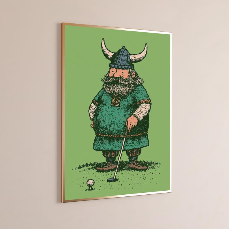 Puede incluir: Una impresi&oacute;n de arte mural enmarcada que presenta una ilustraci&oacute;n de dibujos animados de un vikingo barbudo con un casco con cuernos y una t&uacute;nica verde, de pie sobre un campo de hierba mientras sostiene un palo de golf y se prepara para golpear una pelota.