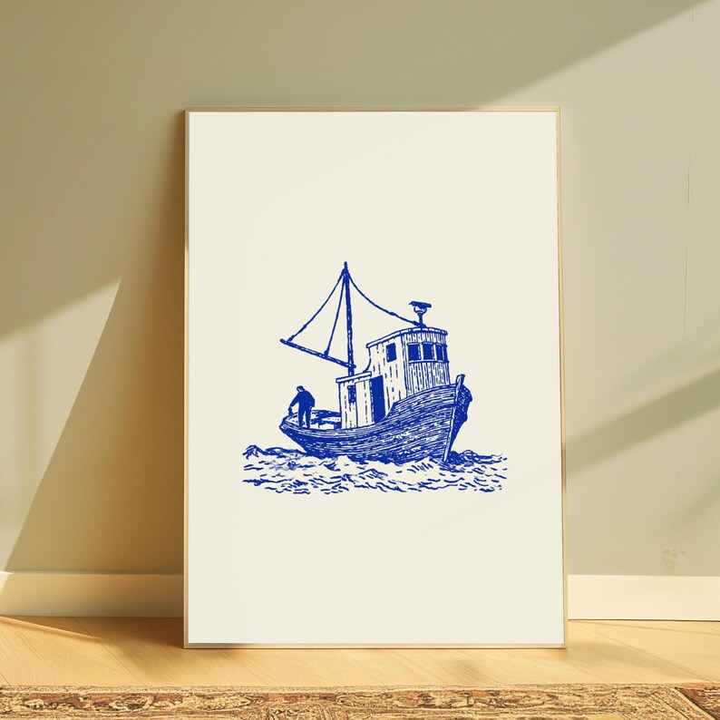 Pu&ograve; includere: Una stampa rettangolare verticale con un'illustrazione a inchiostro blu di un peschereccio su acque agitate. L'imbarcazione presenta un albero, una cabina con finestre e una figura sul ponte, centrata su uno sfondo color bianco sporco.