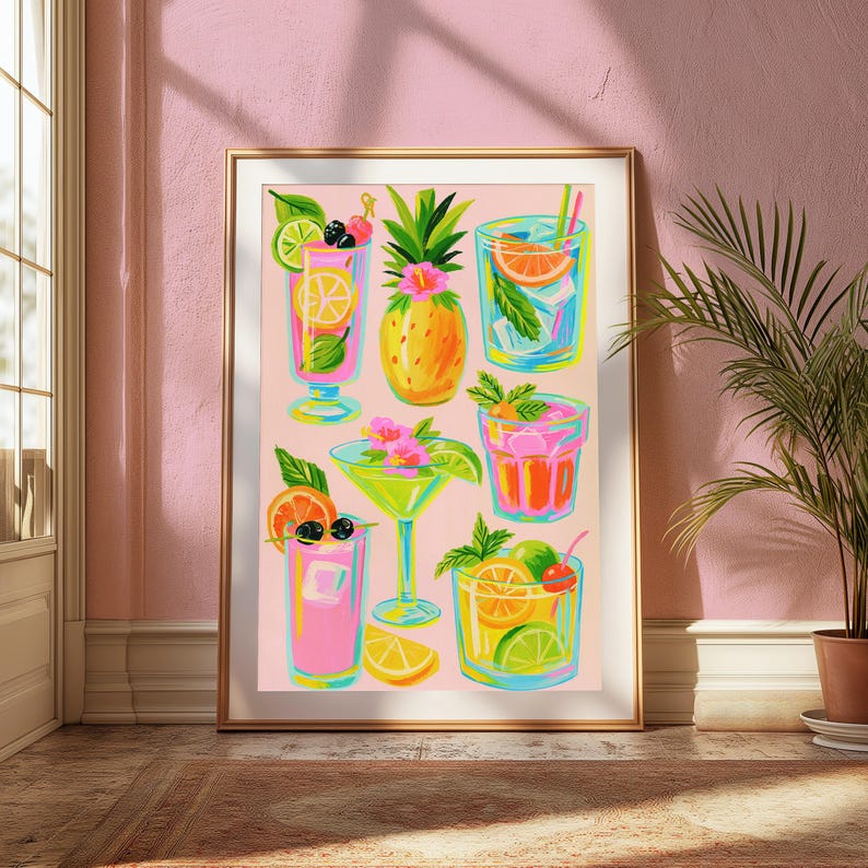 K&ouml;nnte beinhalten: Ein gerahmter Kunstdruck mit einer farbenfrohen Illustration verschiedener tropischer Cocktails und einer Ananas auf hellrosa Hintergrund. Das Bild zeigt bunte Getr&auml;nke in Gl&auml;sern, garniert mit Zitrusfr&uuml;chten, Kirschen und gr&uuml;nen Minzbl&auml;ttern.