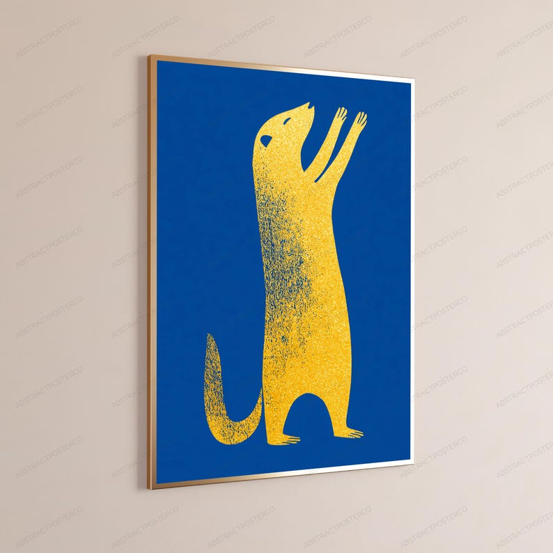 K&ouml;nnte beinhalten: Ein gerahmter vertikaler Wandkunstdruck, der ein stilisiertes gelbes Erdm&auml;nnchen zeigt, das auf seinen Hinterbeinen steht und die Arme vor einem einfarbigen, tiefblauen Hintergrund hebt. Das Erdm&auml;nnchen hat eine k&ouml;rnige Textur und einen geschwungenen Schwanz.