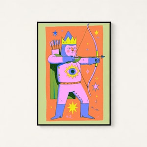 Puede incluir: Una l&aacute;mina de arte rectangular que presenta una ilustraci&oacute;n estilizada de un arquero coronado con un traje rosa y un emblema de ojo central. La figura sostiene un arco y una flecha sobre un fondo naranja con estrellas amarillas y azules, enmarcado por un borde verde claro.