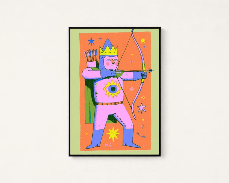 Puede incluir: Una l&aacute;mina de arte rectangular que presenta una ilustraci&oacute;n estilizada de un arquero coronado con un traje rosa y un emblema de ojo central. La figura sostiene un arco y una flecha sobre un fondo naranja con estrellas amarillas y azules, enmarcado por un borde verde claro.