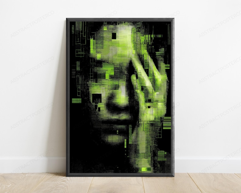 Op de afbeelding: Een ingelijste rechthoekige wandkunstprint met een digitaal glitch-effect portret van een gezicht in neon-groen en zwart. De afbeelding toont horizontale en verticale lijnen, gepixelde blokken en datapatronen die de gelaatstrekken verhullen.