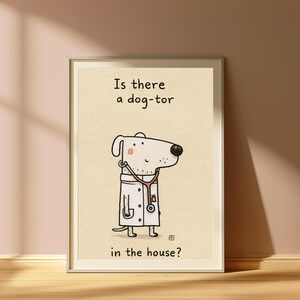 K&ouml;nnte beinhalten: Ein gerahmter Wandkunstdruck auf cremefarbenem Hintergrund mit einem Cartoon-Hund, der einen wei&szlig;en Laborkittel und ein Stethoskop tr&auml;gt. Der Text &uuml;ber dem Hund lautet Is there a dog-tor und unter dem Hund in the house? in schwarzer Schrift.