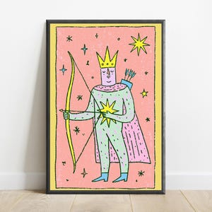 K&ouml;nnte beinhalten: Ein gerahmter Kunstdruck mit einer stilisierten Illustration einer gekr&ouml;nten Figur, die einen gelben Bogen und Pfeil h&auml;lt. Die Figur tr&auml;gt einen hellgr&uuml;nen Anzug und einen rosa Umhang vor einem rosa Hintergrund mit gelben und schwarzen Sternen.