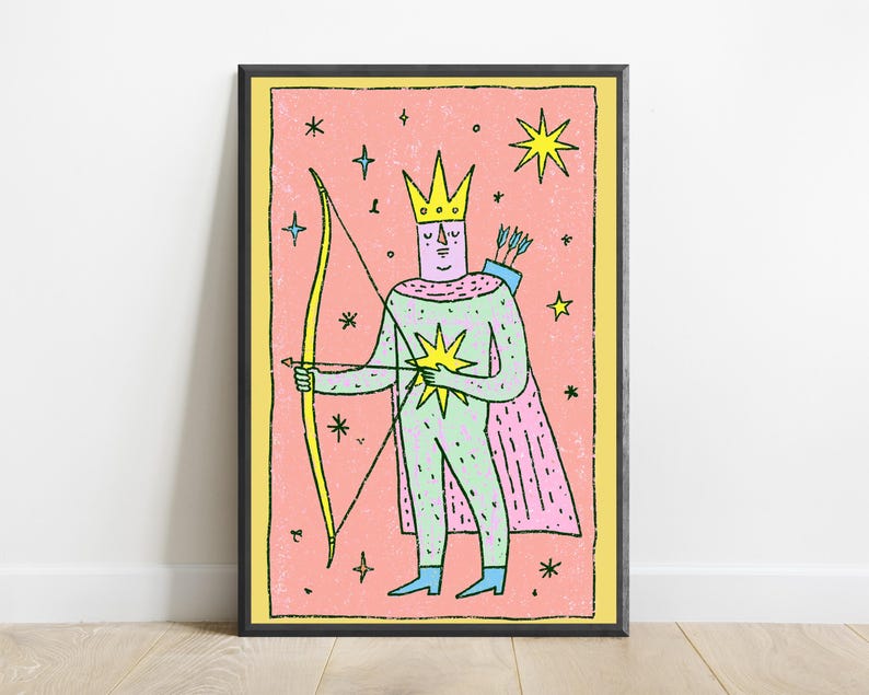 K&ouml;nnte beinhalten: Ein gerahmter Kunstdruck mit einer stilisierten Illustration einer gekr&ouml;nten Figur, die einen gelben Bogen und Pfeil h&auml;lt. Die Figur tr&auml;gt einen hellgr&uuml;nen Anzug und einen rosa Umhang vor einem rosa Hintergrund mit gelben und schwarzen Sternen.