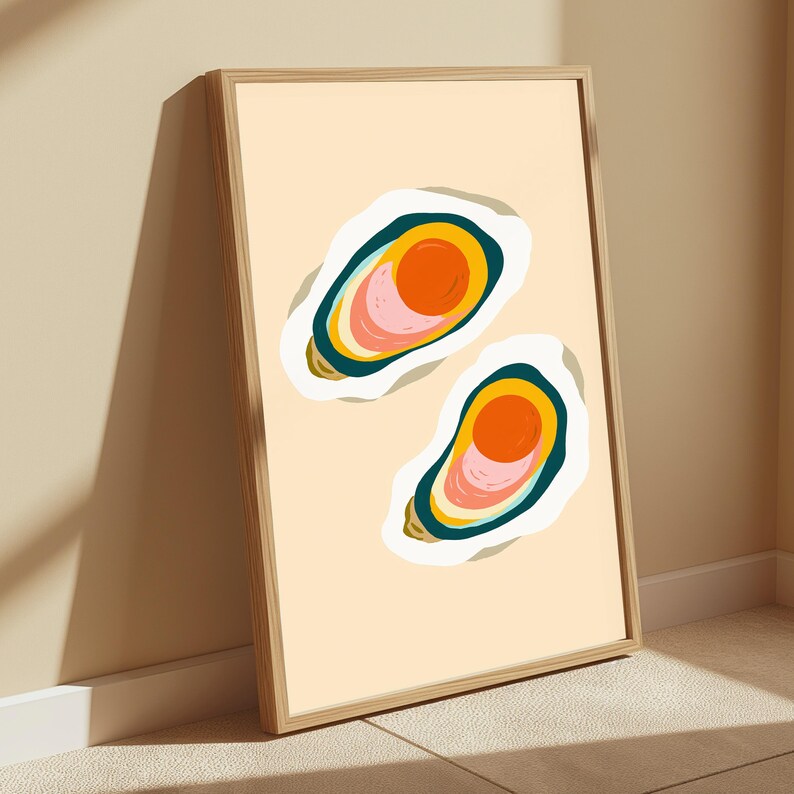 K&ouml;nnte beinhalten: Ein gerahmter vertikaler Wandkunstdruck mit zwei stilisierten Austernillustrationen auf hellbeigem Hintergrund. Jede Auster ist mit einem wei&szlig;en Schalenrand, einem dunkelblauen Rand und einem zentralen kreisf&ouml;rmigen Design in Orange und Rosa dargestellt.